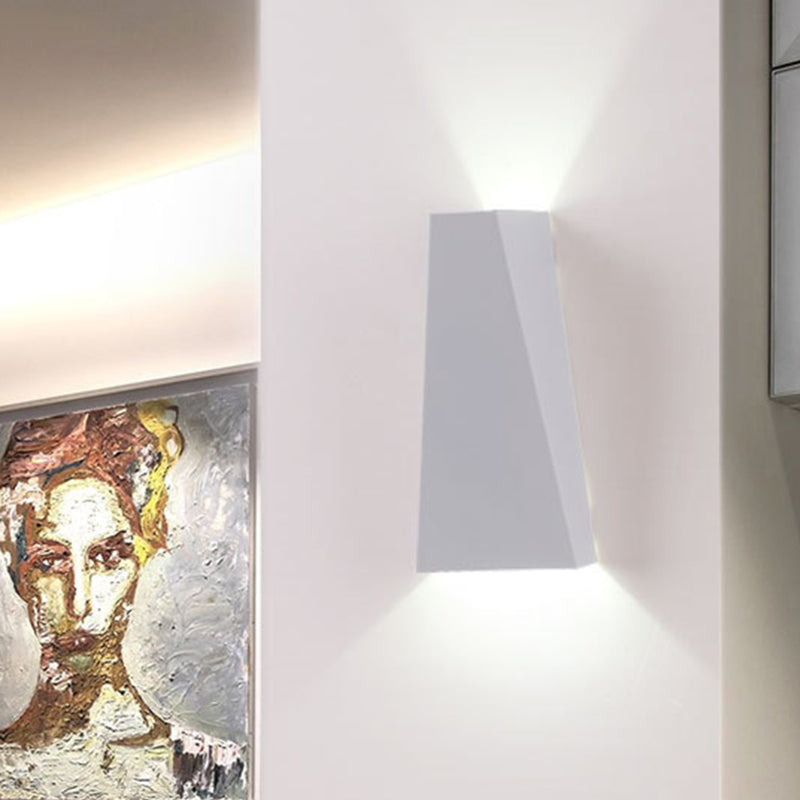 Skørter | Nordic LED Flush Wall Lamp Black/White Triangular LED Wall Lamp with Metal Shade for Balcony, Warm/White Light