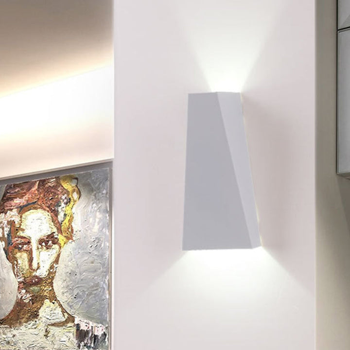 Skørter | Nordic LED Flush Wall Lamp Black/White Triangular LED Wall Lamp with Metal Shade for Balcony, Warm/White Light