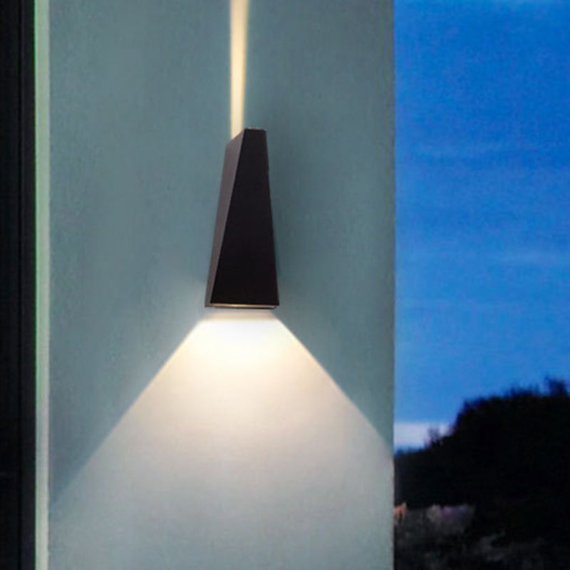 Skørter | Nordic LED Flush Wall Lamp Black/White Triangular LED Wall Lamp with Metal Shade for Balcony, Warm/White Light