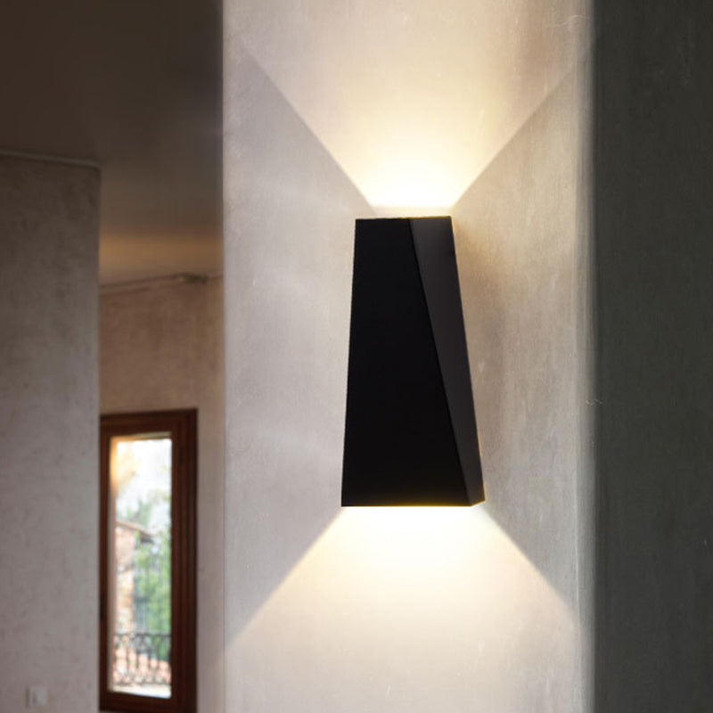 Skørter | Nordic LED Flush Wall Lamp Black/White Triangular LED Wall Lamp with Metal Shade for Balcony, Warm/White Light