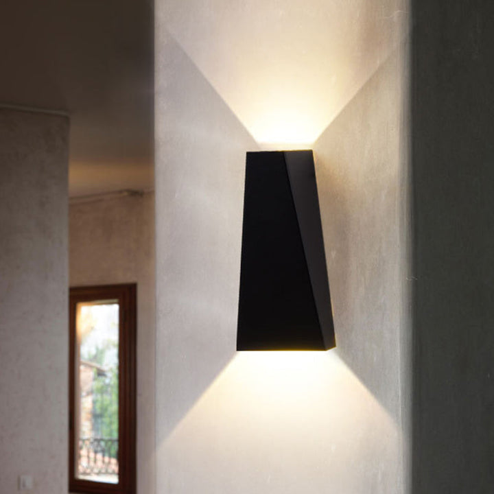 Skørter | Nordic LED Flush Wall Lamp Black/White Triangular LED Wall Lamp with Metal Shade for Balcony, Warm/White Light