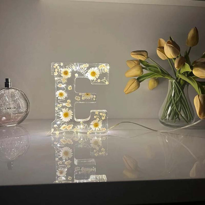 Lisslune | Night light made of resin with floral pattern