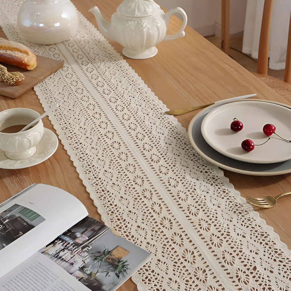 Lisslune | Rustic Crochet Bloom Table Runner