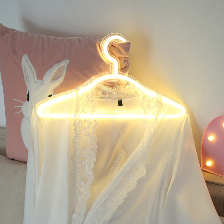 Skørter | Clothes hanger Bedroom Nightstand Light Plastic USB LED Minimal Wall lamp in White