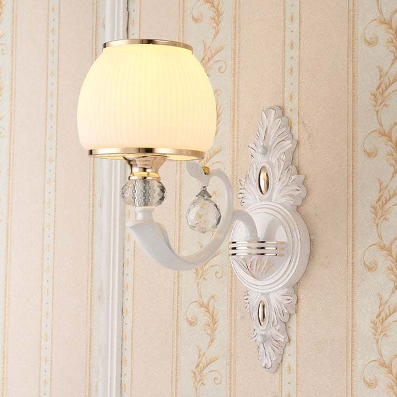 Skørter | Curved Arm Metal Wall Lighting Modern Gold Wall Lighting Ideas with Geometric Glass Shade