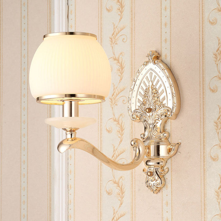 Skørter | Curved Arm Metal Wall Lighting Modern Gold Wall Lighting Ideas with Geometric Glass Shade