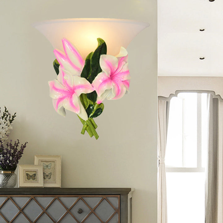 Skørter | Frosted Glass Flared Wall Light Rustic 1 Light Living Room Wall Lighting with Pink Flower Decoration