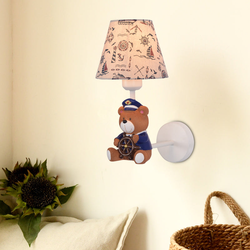 Skørter | Children's Toy Bear Wall Light with Conical Shade A Resin Wall Lamp in Beige for Children's Bedroom