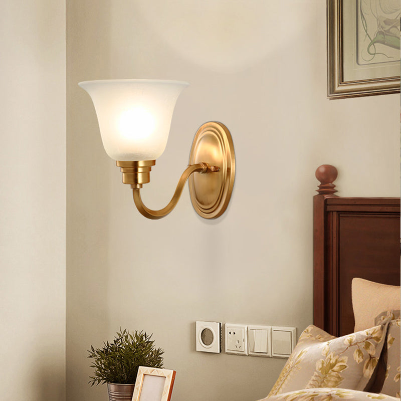Skørter | 1 Head Frosted Glass Wall Lighting Vintage Gold Outflying Shape Nightstand Wall-Mounted Light Fixture