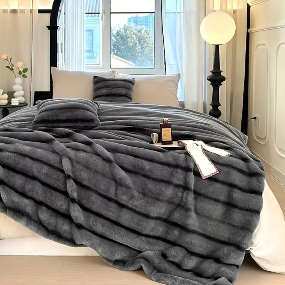 Lisslune | Ruched Synthetic Rabbit Fur Blanket