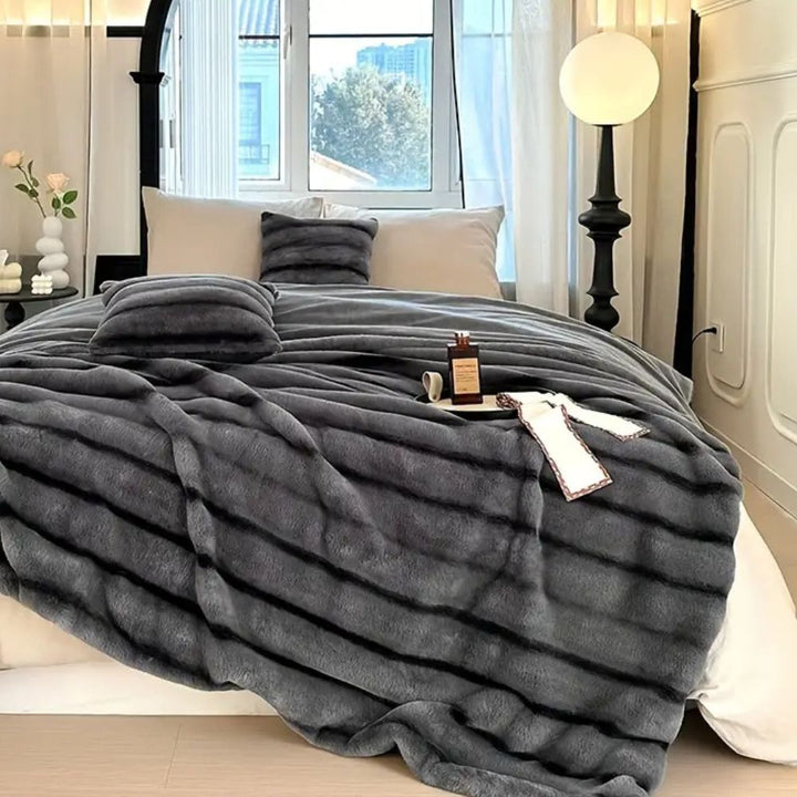 Lisslune | Ruched Synthetic Rabbit Fur Blanket