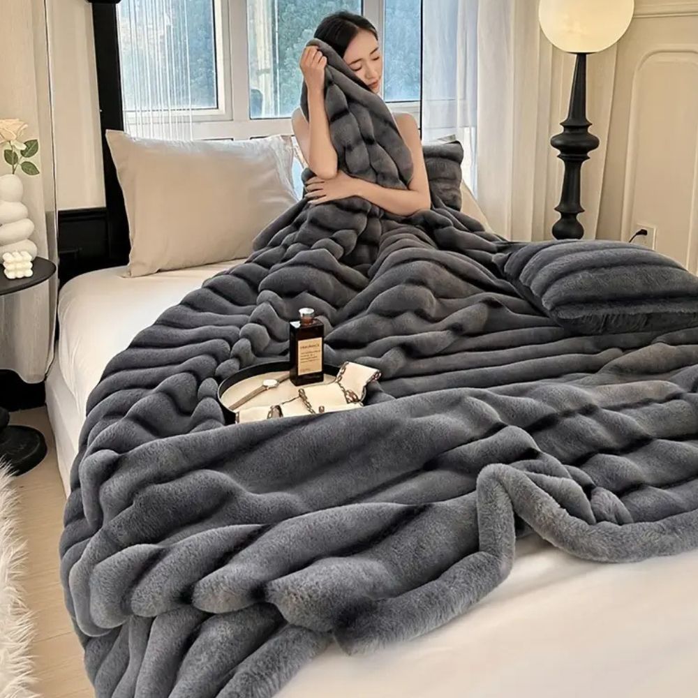 Lisslune | Ruched Synthetic Rabbit Fur Blanket
