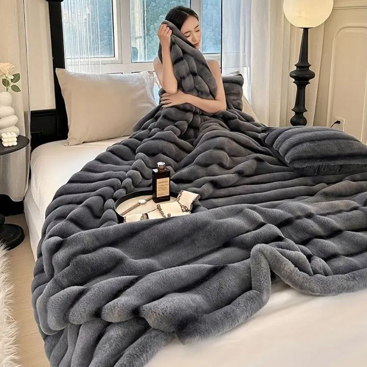 Lisslune | Ruched Synthetic Rabbit Fur Blanket