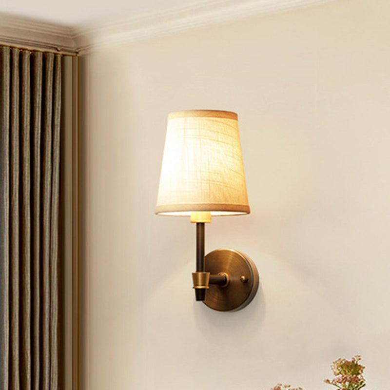 Skørter | Traditional Shadow Wall Lamp Single Bulb Glass Wall Fixture in Gold