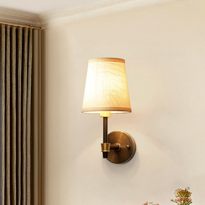 Skørter | Traditional Shadow Wall Lamp Single Bulb Glass Wall Fixture in Gold