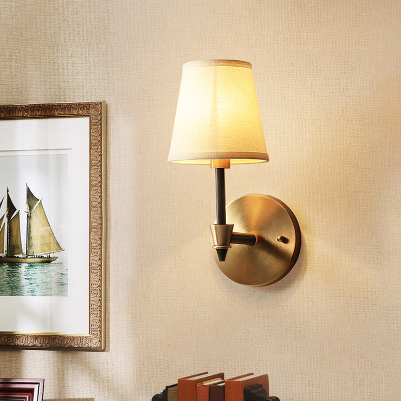 Skørter | Traditional Shadow Wall Lamp Single Bulb Glass Wall Fixture in Gold