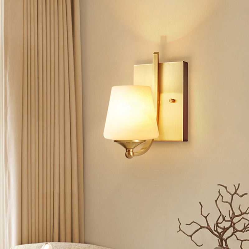 Skørter | Traditional Shadow Wall Lamp Single Bulb Glass Wall Fixture in Gold