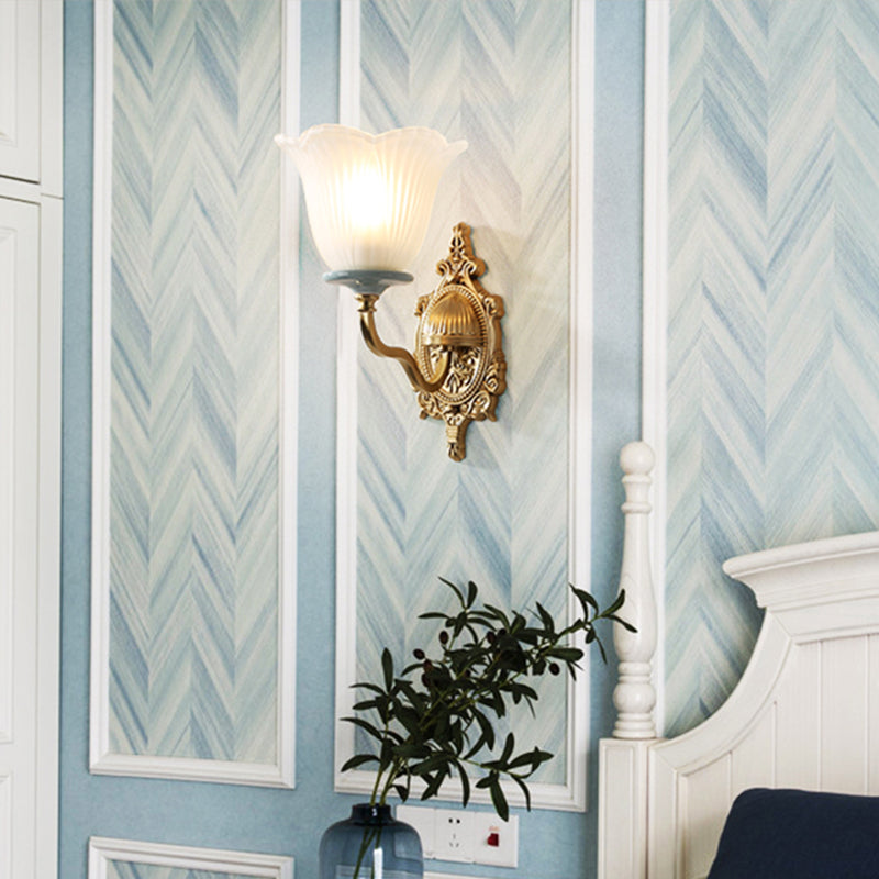 Skørter | Milk Glass Brass Wall Lamp Engraved Flower 1/2-Light Vintage Wall Lamp Sconces with Adjustable Arm for Porch