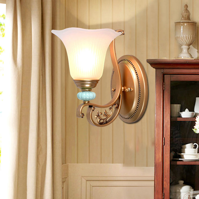 Skørter | Traditional carved wall lamp 1/2-light milky glass shade wall lamp in gold for bedroom