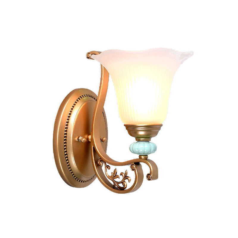 Skørter | Traditional carved wall lamp 1/2-light milky glass shade wall lamp in gold for bedroom