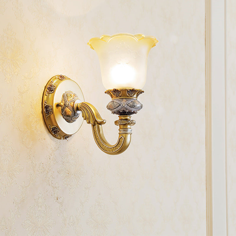Skørter | Vintage Flower Wall Lamp 1 Light Frosted Glass Wall Sconce Lighting with Metal Engraved Arm in Gold for Entrance