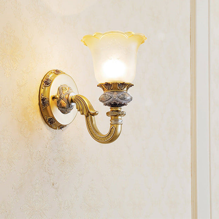 Skørter | Vintage Flower Wall Lamp 1 Light Frosted Glass Wall Sconce Lighting with Metal Engraved Arm in Gold for Entrance