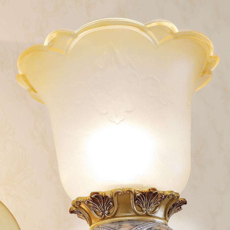 Skørter | Vintage Flower Wall Lamp 1 Light Frosted Glass Wall Sconce Lighting with Metal Engraved Arm in Gold for Entrance