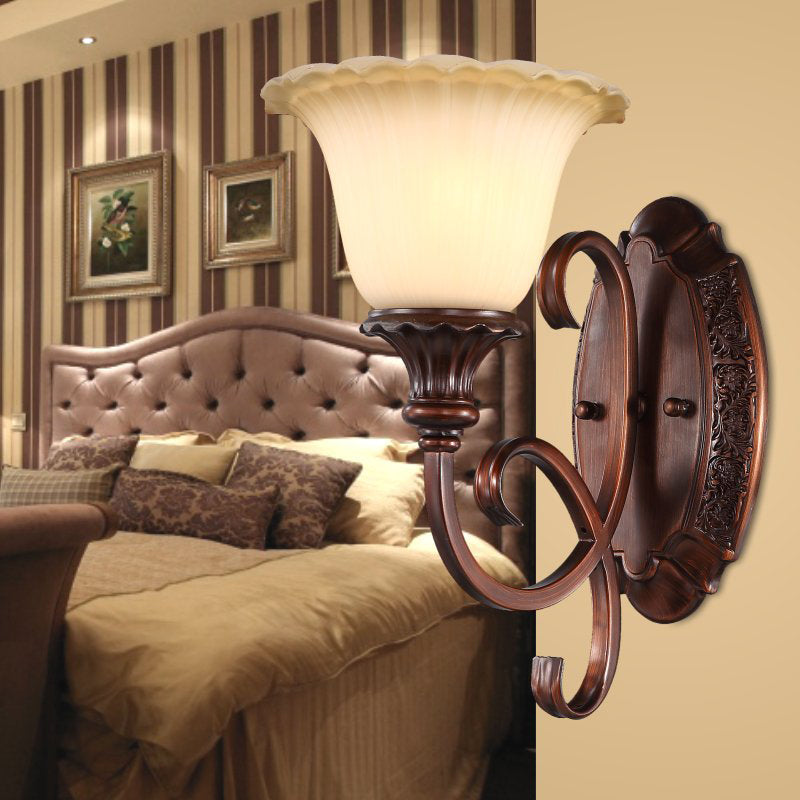Skørter | 1-Light Frosted Glass Wall Light Vintage Style Red Brown Flower Bedroom Wall Lamp with Curved Arm