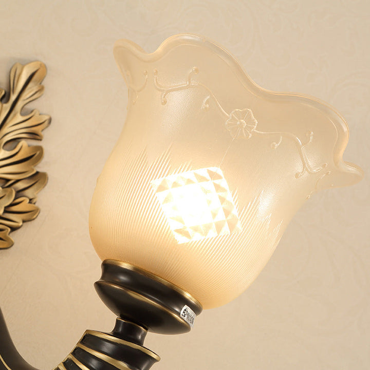 Skørter | 1/2-Light Wall Lamp Vintage Blossom carved glass wall lamp with curved arm in black for the living room