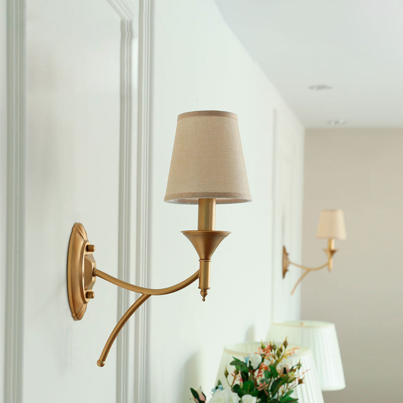 Skørter | Retro-style Z tapered shade wall-mounted light fabric wall light fixture for hallway