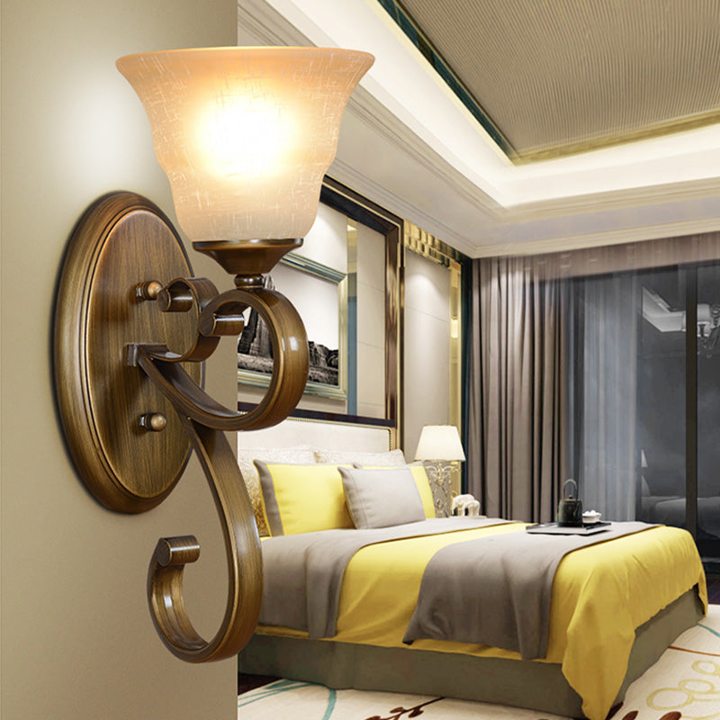 Skørter | Fluted Frosted Glass Wall Lamp Traditional 1 Light Bedroom Wall Lamp in Gold