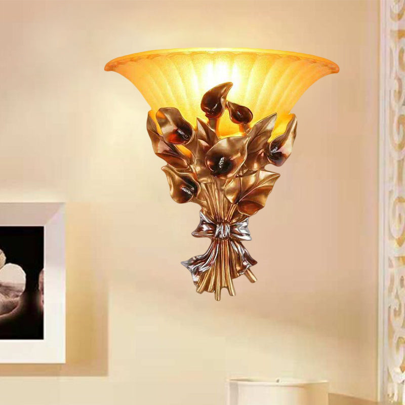 Skørter | Golden Flower Wall Mounted Light Traditional Resin 1 Light Living Room Sconces Light with Curved Glass Shade