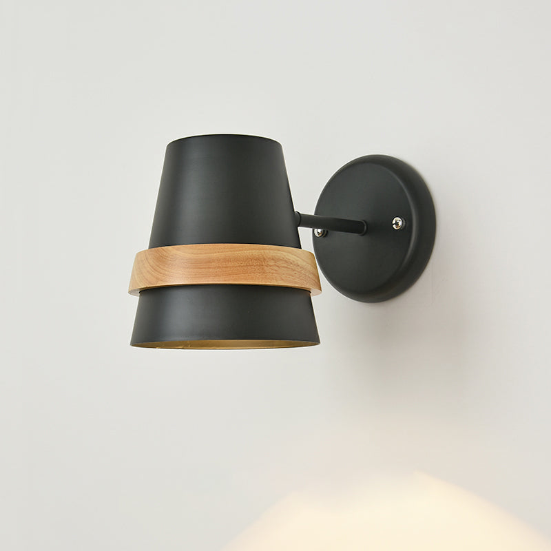 Skørter | Adjustable Horn-shaped Wall Lamp Minimalist Metal 1-Light Bedside Wall Lighting with Wooden Ring Decor
