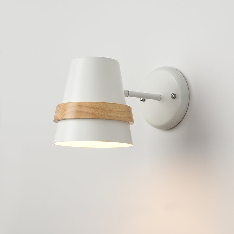 Skørter | Adjustable Horn-shaped Wall Lamp Minimalist Metal 1-Light Bedside Wall Lighting with Wooden Ring Decor