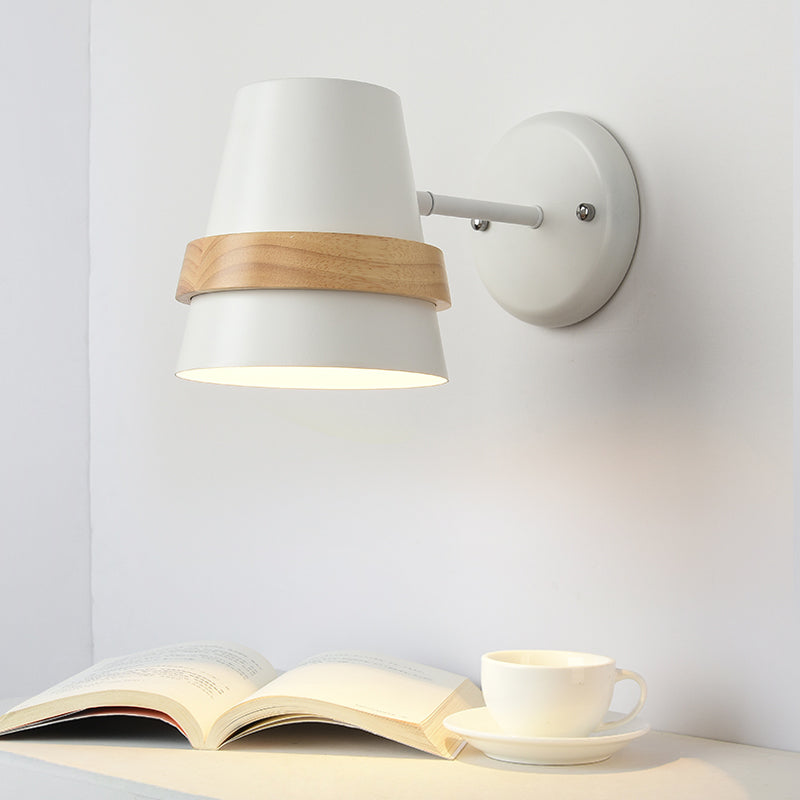 Skørter | Adjustable Horn-shaped Wall Lamp Minimalist Metal 1-Light Bedside Wall Lighting with Wooden Ring Decor