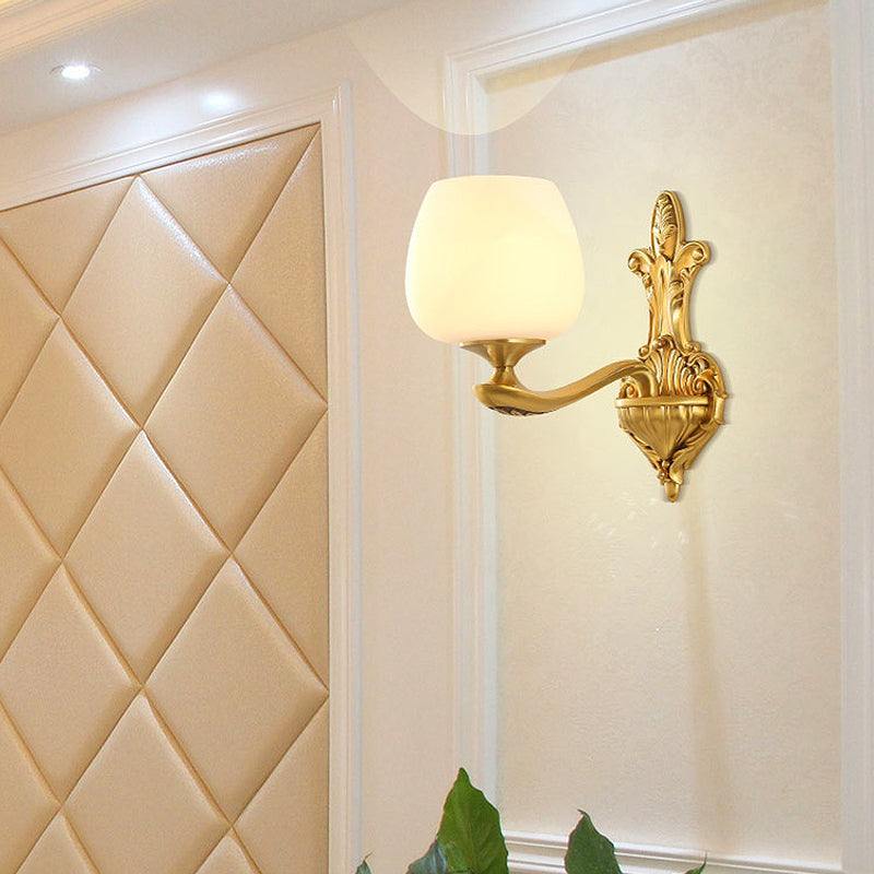 Skørter | Cone-shaped ivory-colored glass wall lamp vintage 1/2-bowl bedroom wall lighting fixture in gold