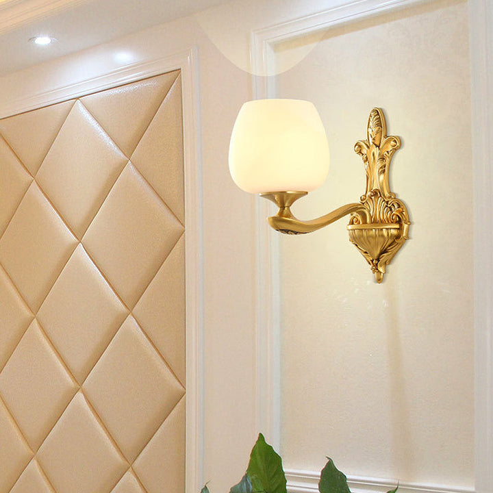 Skørter | Cone-shaped ivory-colored glass wall lamp vintage 1/2-bowl bedroom wall lighting fixture in gold