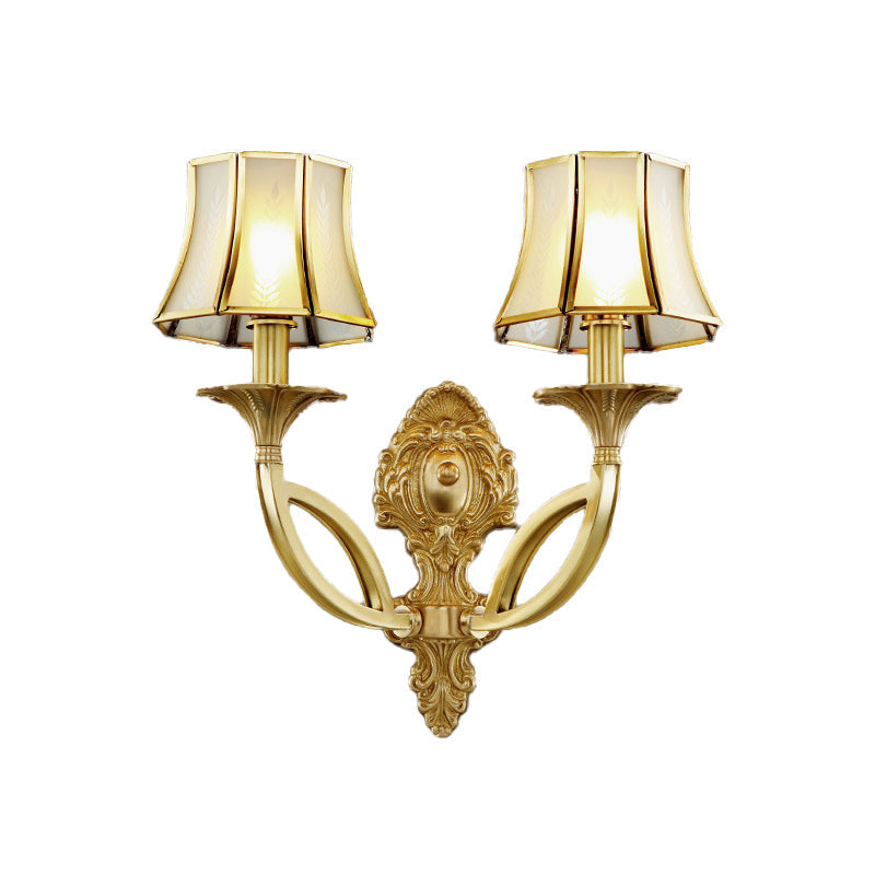 Skørter | 1/2-Light Frosted Glass Wall Lamp Traditional Brass Paneled Bell Living Room Wall Light with Curved Arm