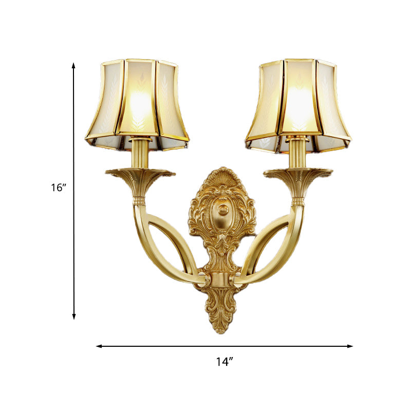 Skørter | 1/2-Light Frosted Glass Wall Lamp Traditional Brass Paneled Bell Living Room Wall Light with Curved Arm