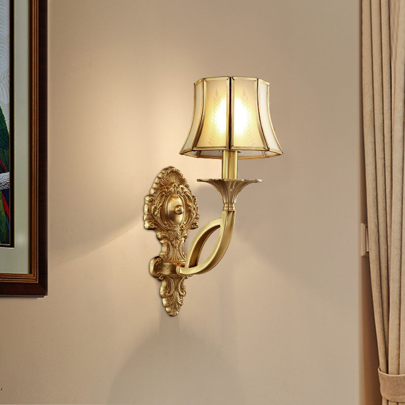 Skørter | 1/2-Light Frosted Glass Wall Lamp Traditional Brass Paneled Bell Living Room Wall Light with Curved Arm