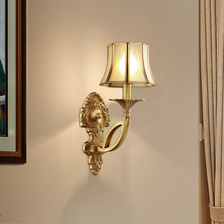 Skørter | 1/2-Light Frosted Glass Wall Lamp Traditional Brass Paneled Bell Living Room Wall Light with Curved Arm