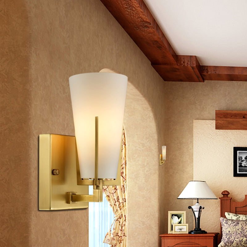Skørter | 1-Light Cone-Shaped Wall Lamp Retro Brass Satin Glass Wall Lamp with Square Back Plate for the Bedroom