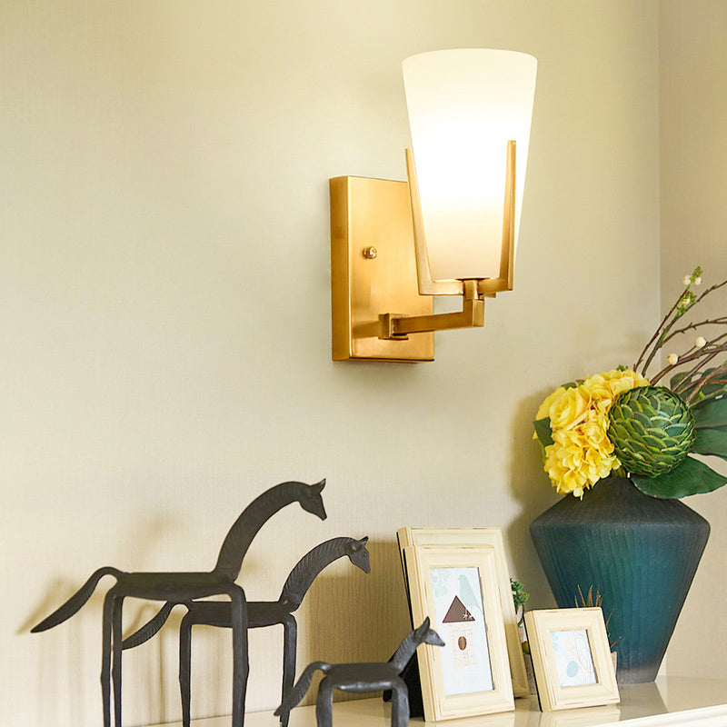 Skørter | 1-Light Cone-Shaped Wall Lamp Retro Brass Satin Glass Wall Lamp with Square Back Plate for the Bedroom