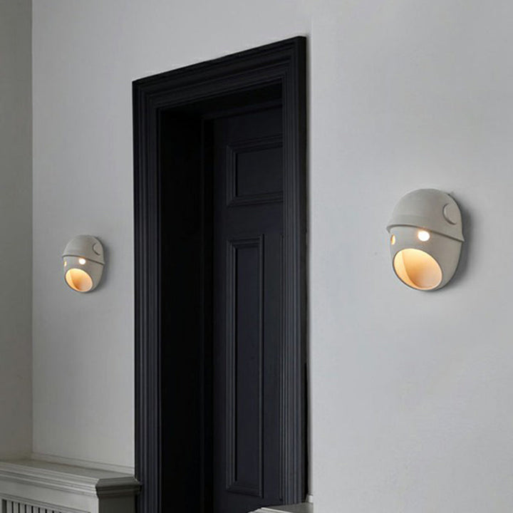 Skørter | Decorative Funny Facial Expression Wall Lamp Resin Bedroom LED Wall-Mounted Lighting in Gray