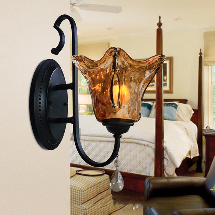 Skørter | Single-Head Wall Light with Flower Glass Shade Modern Living Room Wall Light in Tan