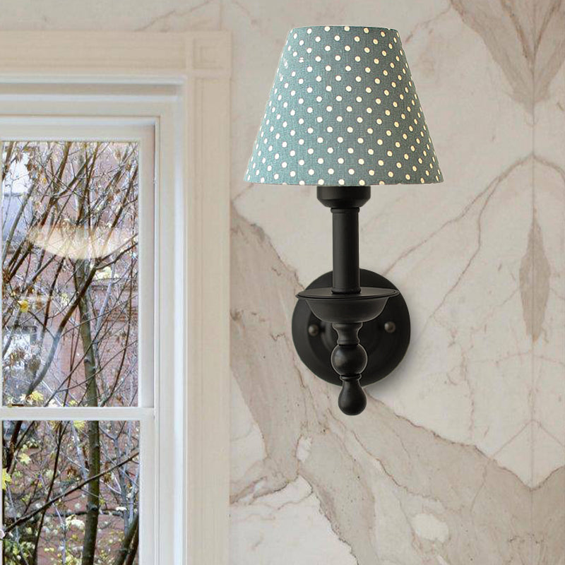 Skørter | Modern Tapse Wall Light 1-Light Metal Wall Mounted Lamp with Dot Fabric Shade in Coffee/Blue