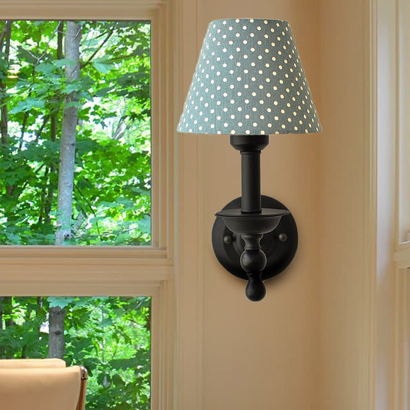 Skørter | Modern Tapse Wall Light 1-Light Metal Wall Mounted Lamp with Dot Fabric Shade in Coffee/Blue