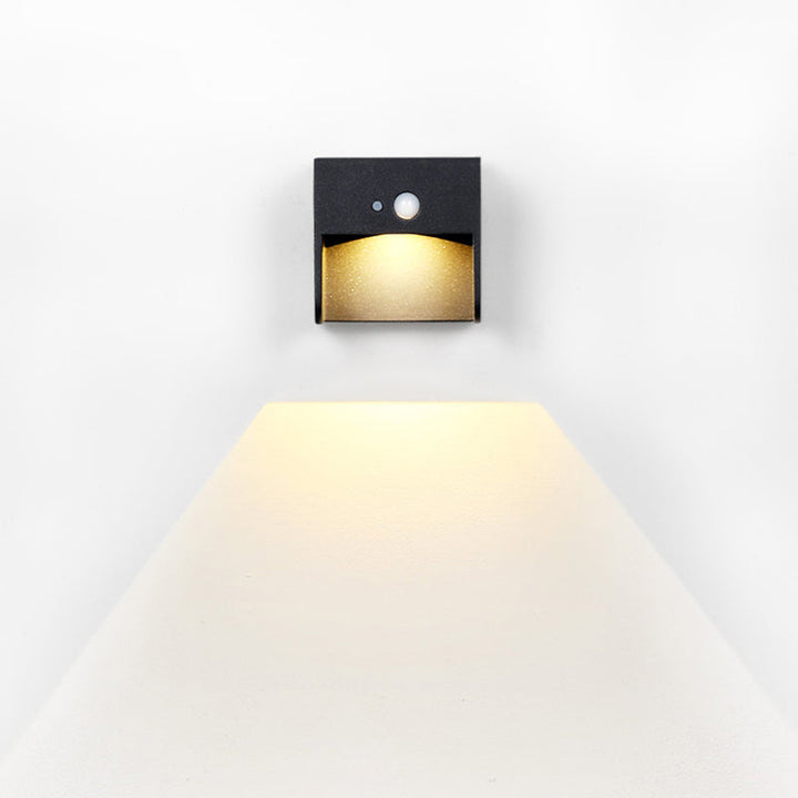 Skørter | Box Solar Wall Lamp Simple Style Metal Black Finish Wall Mount Lighting for Path