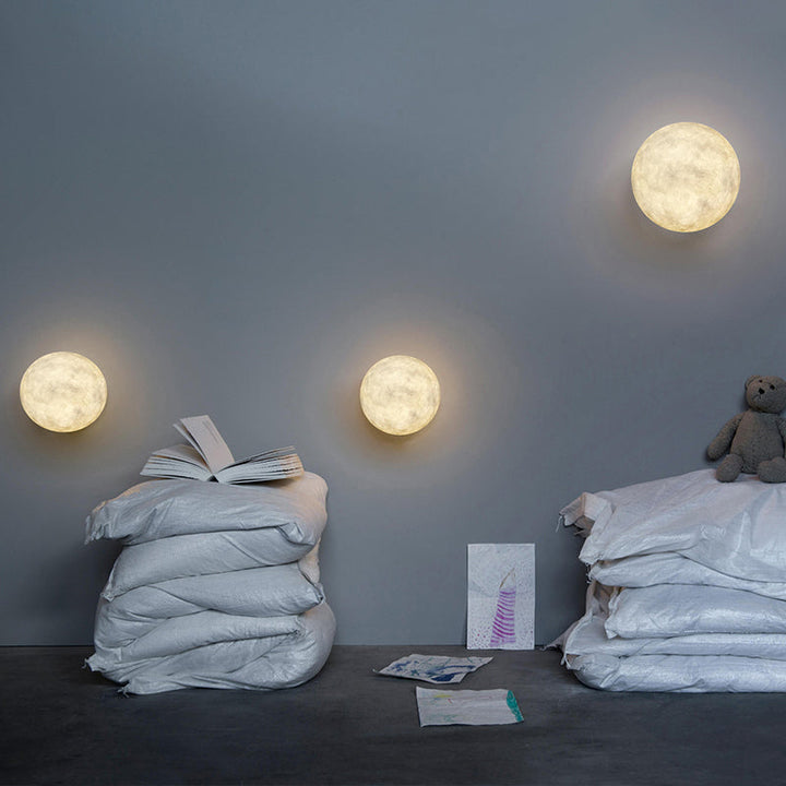 Skørter | Art Deco LED Wall Light White Moon Ceiling Light with Resin Shade