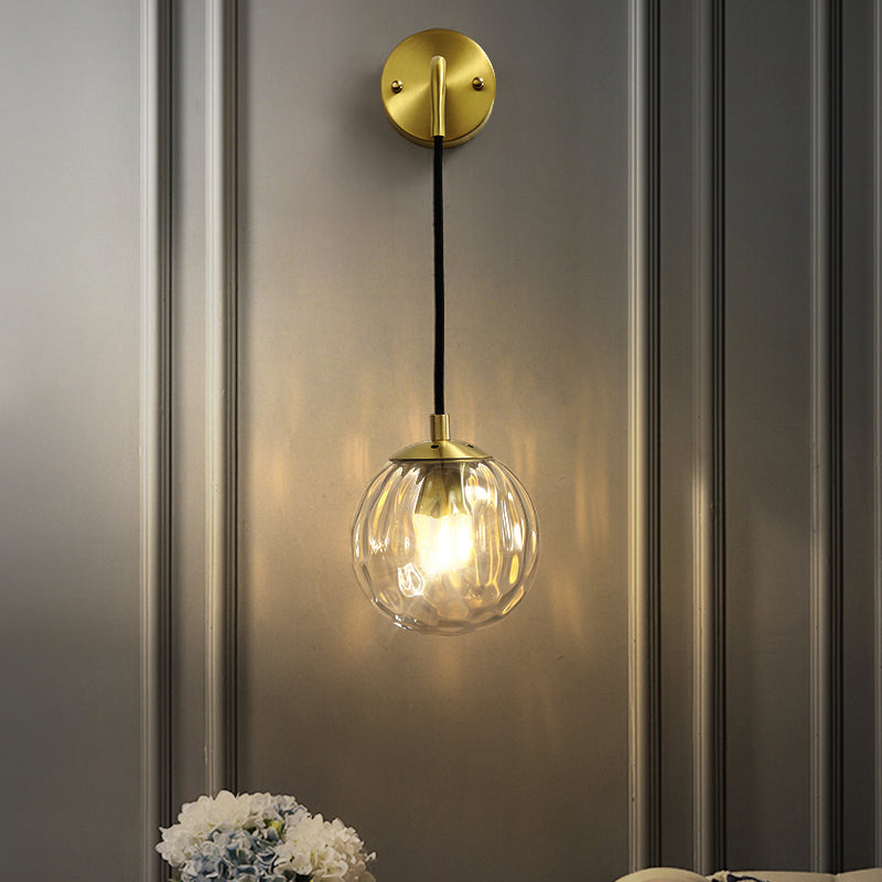 Skørter | Clear Ripple Glass Ball Wall Lamp Minimalistic 1-Light Brass Wall Lamp Fixture for Dining Room